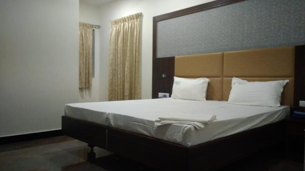 Hotel Famous Residency Tiruchirappalli Zewnętrze zdjęcie